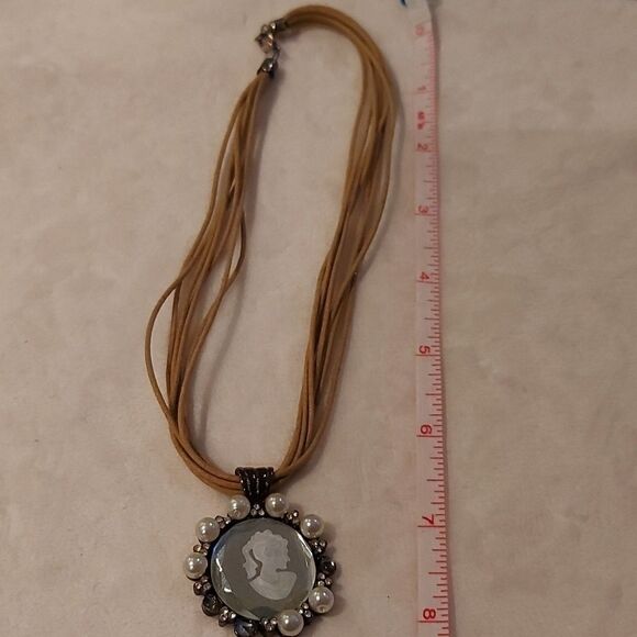 9 Assorted Necklaces - Picture 10 of 11